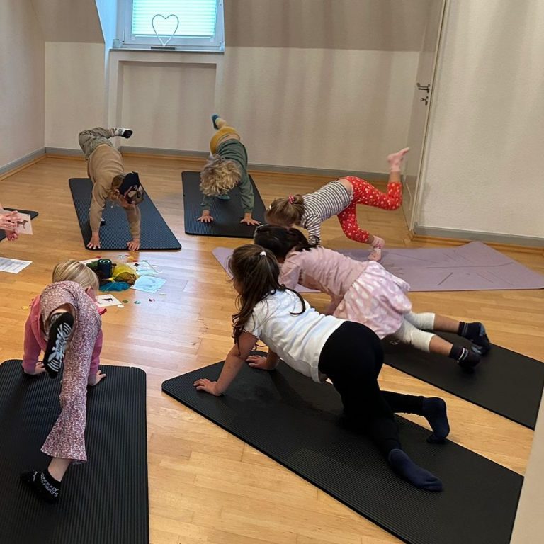 Kinderyoga Kurs in Dortmund in einer Kita für Kinder zwischen 2 und 6 Jahren.